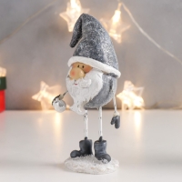 Сувенир полистоун "Дед Мороз с подарком"МИКС серый, тонкие ножки 14х6,5х5 см