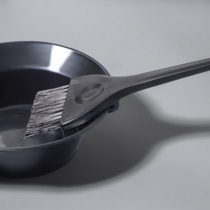 Кисть для окрашивания волос с фиксатором, 21 х 5,5 см, цвет чёрный Кисть для окрашивания волос с фиксатором, 21 х 5,5 см, цвет чёрный