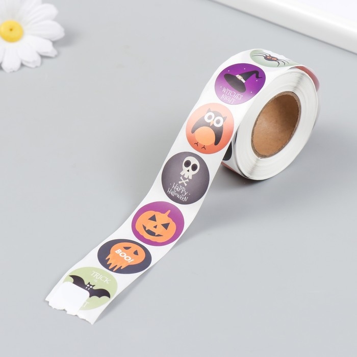 Наклейка бумага "Хэллоуин. Страшилки" d=2,5 см 500 шт в рулоне 3х6,5х6,5 см