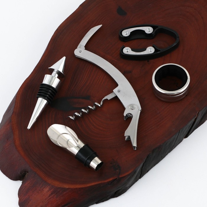 Винный набор: штопор, аэратор, каплеулавливатель, пробка для бутылки вина и нож для фольги «C уважением». Винный набор: штопор, аэратор, каплеулавливатель, пробка для бутылки вина и нож для фольги «C уважением».