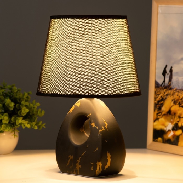 Настольная лампа "Аморет" E14 40Вт черный-золото 20х20х30 см RISALUX