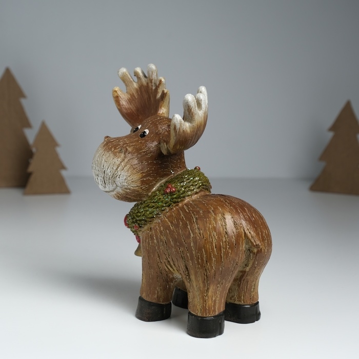 Сувенир полистоун Сувенир полистоун "Лосик Улыбка в еловом венке с ягодками и колокольчиком" 15,5х9х17,5 см