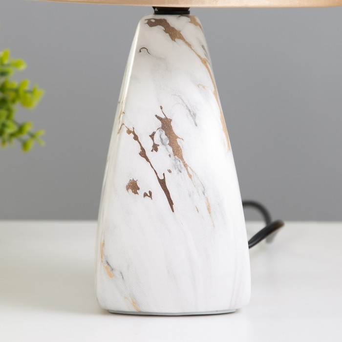 Настольная лампа "Аморет" E14 40Вт белый-золото 20х20х30 см RISALUX