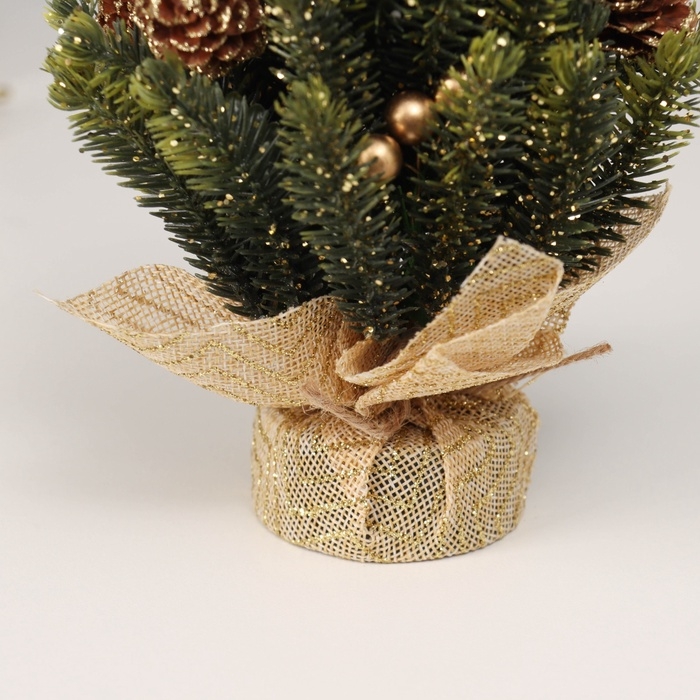 Искусственная ёлка настольная «Зимнее волшебство. Блеск», в мешочке, 17 см, ветки литые отгибаются, шишки, декор золотой Искусственная ёлка настольная «Зимнее волшебство. Блеск», в мешочке, 17 см, ветки литые отгибаются, шишки, декор золотой