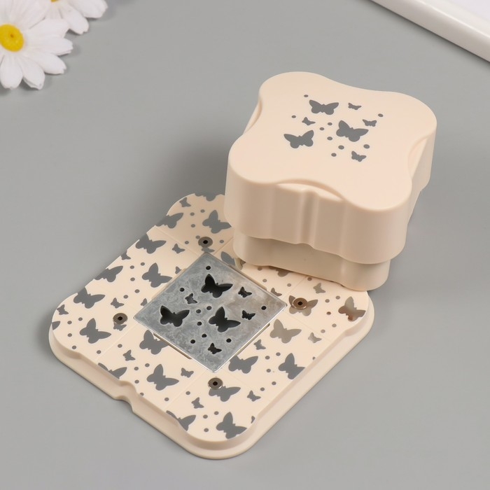 Дырокол фигурный рисунок 3,8х3,8 см Дырокол фигурный рисунок 3,8х3,8 см "Бабочки" 6.1х6,1х4,1 см