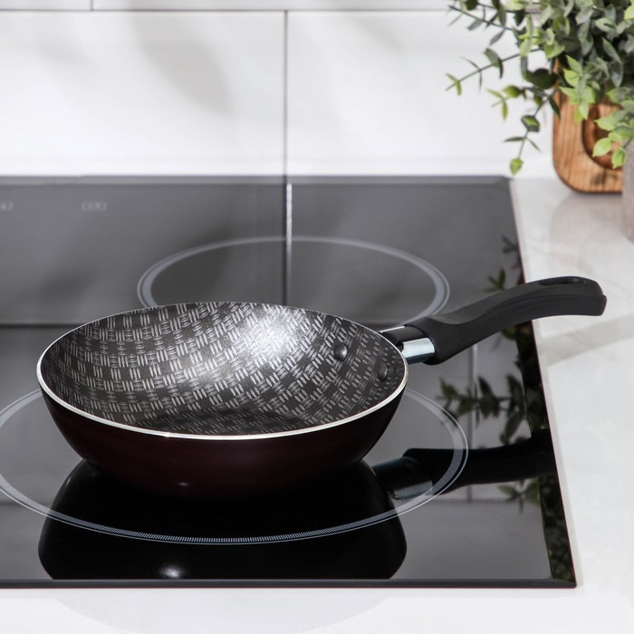 Сковорода &laquo;Хозяюшка&raquo;, d=16 см, пластиковая ручка, антипригарное покрытие, цвет бордовый