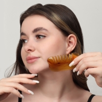 Массажёр Гуаша &laquo;Гребень&raquo;, 9,5 &times; 5,5 см, PVC-коробка, цвет &laquo;янтарный&raquo;