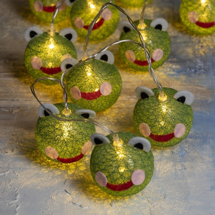 Гирлянда «Нить» 2 м с насадками «Лягушонок», IP20, прозрачная нить, 10 LED, батарейки AAх2 (нет в комплекте), свечение тёплое белое Гирлянда «Нить» 2 м с насадками «Лягушонок», IP20, прозрачная нить, 10 LED, батарейки AAх2 (нет в комплекте), свечение тёплое белое