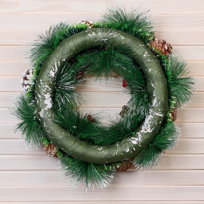 Венок новогодний d- 26 см "Уютная сказка" ягоды шишки цветы