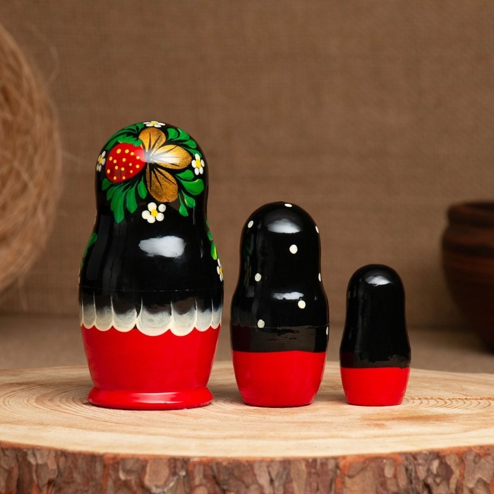 Матрёшка «Земляничка», чёрный платок, 3 кукольная, 10 см Матрёшка «Земляничка», чёрный платок, 3 кукольная, 10 см