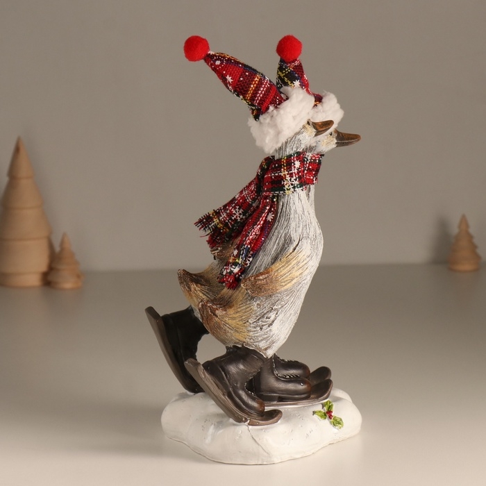 Сувенир полистоун "Гуси в колпаках, вязаных шарфах, на мини-лыжах" 12х15х22,5 см