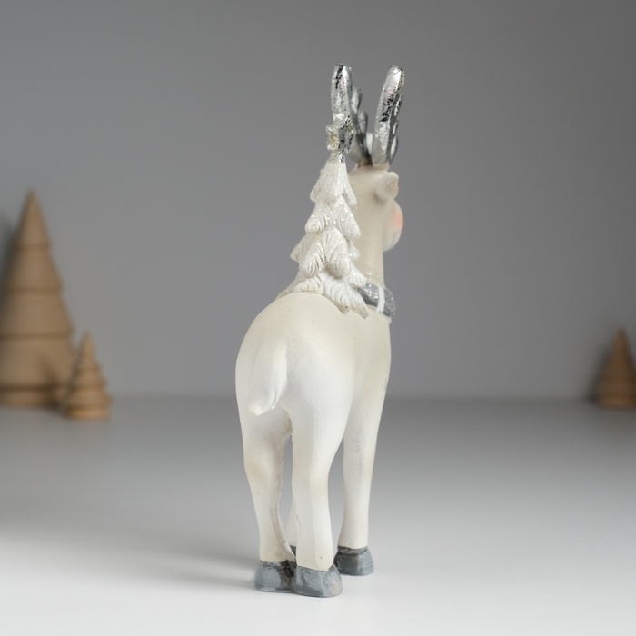 Сувенир полистоун "Олень с серебристыми рогами, с белой ёлкой на спине" 10х3х16,5 см