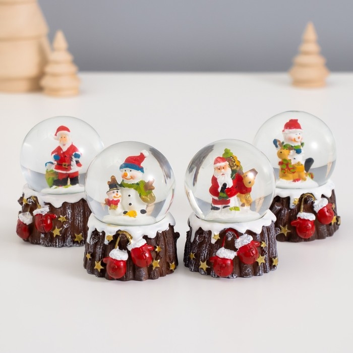 Сувенир полистоун водяной шар Сувенир полистоун водяной шар "Дед Мороз/Снеговик с варежками" МИКС 6,5х4,5х4,5 см