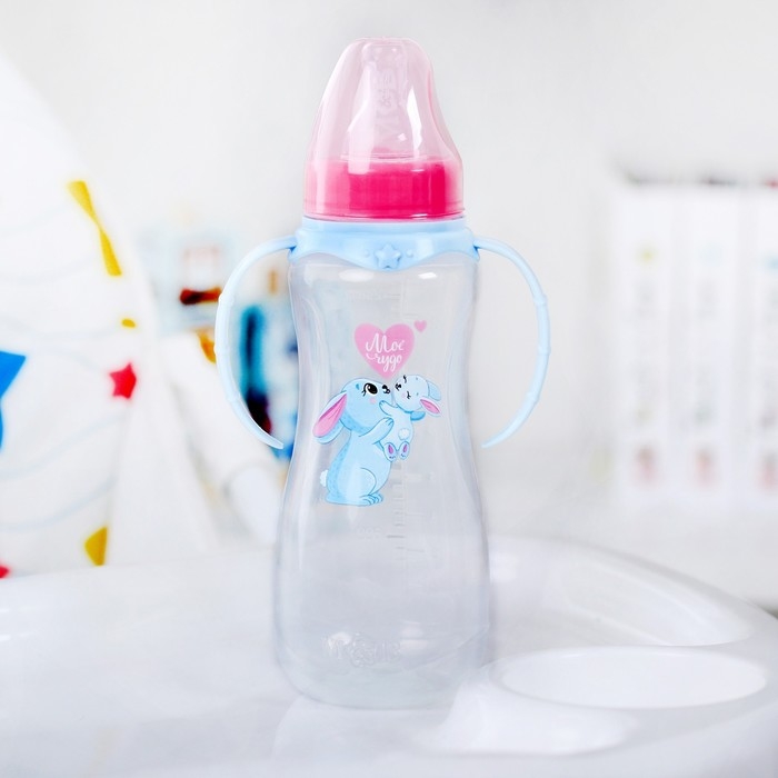 Бутылочку для кормления «Зайки: мамы и малыши», классическое горло, 250 мл., от 0 мес., приталенная, с ручками Бутылочку для кормления «Зайки: мамы и малыши», классическое горло, 250 мл., от 0 мес., приталенная, с ручками