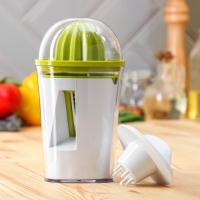 Овощерезка спиральная/соковыжималка с контейнером Доляна, 2 в 1, 10&times;9,9&times;8,6 см, цвет зелёный, белый