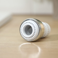 Поворотная насадка на кран Доляна, d=1,5 см, с изменяемым углом наклона и изменяемой интенсивностью струи, с сеткой Поворотная насадка на кран Доляна, d=1,5 см, с изменяемым углом наклона и изменяемой интенсивностью струи, с сеткой