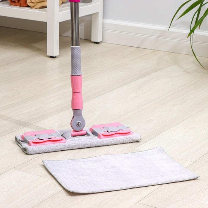 Швабра для мытья пола плоская Доляна, насадка из микрофибры 40&times;12 см, телескопическая стальная ручка 74-109 см, цвет МИКС