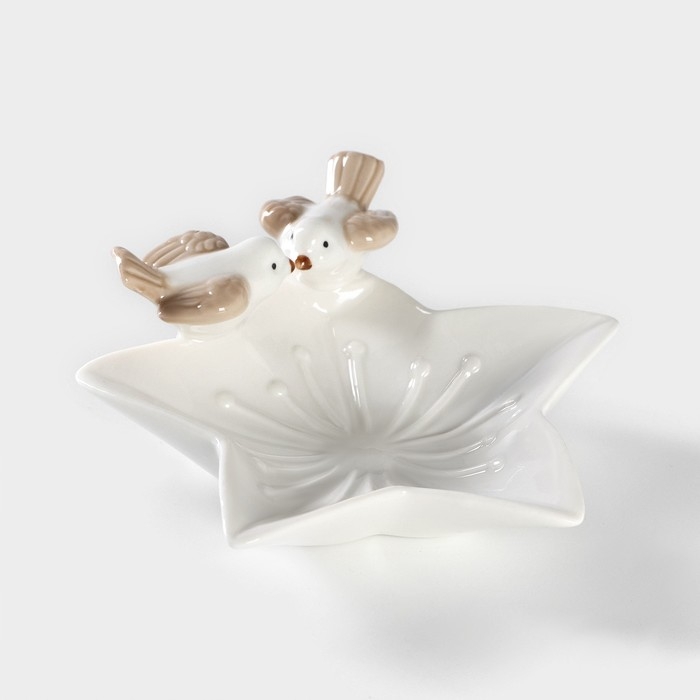 Блюдо керамическое сервировочное &laquo;Голубки на цветочке&raquo;, 14&times;13,5&times;4 см, цвет белый