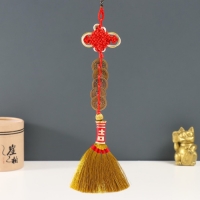 Подвеска текстиль "Золотая метла с 5-ю монетками и узлом Счастья" 32,5 см Подвеска текстиль "Золотая метла с 5-ю монетками и узлом Счастья" 32,5 см