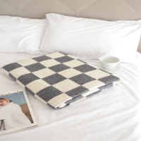 Одеяло полушерстяное 140х205см, шахматы, шерсть70%, ПАН 30%, 400г/м Одеяло полушерстяное 140х205см, шахматы, шерсть70%, ПАН 30%, 400г/м