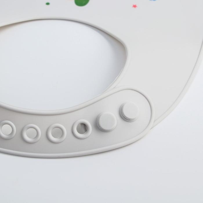 Нагрудник силиконовый, на кнопках, с карманом &laquo;Кит&raquo;, цвет серый/белый