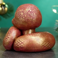 Новый год. Символ 2025. Фигура "Змея Хвостатик" бордовая-золото, 6х6см Новый год. Символ 2025. Фигура "Змея Хвостатик" бордовая-золото, 6х6см