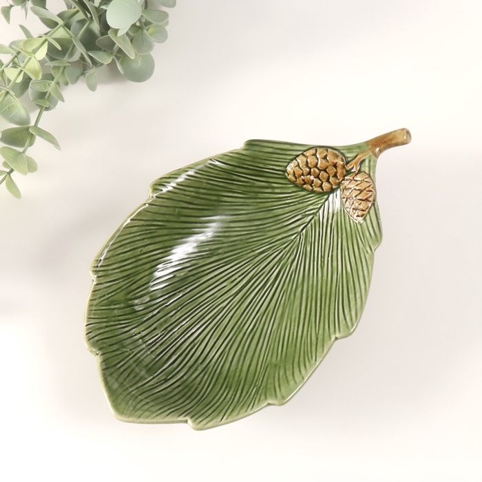 Сувенир керамика подставка Сувенир керамика подставка "Лист с двумя шишками" зеленый 21,7х13,5х4 см