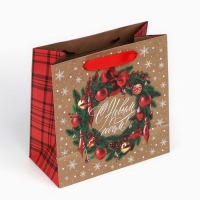 Пакет подарочный новогодний крафтовый квадратный &laquo;Новогодний венок&raquo;, 22 х 22 х 11 см, Новый год