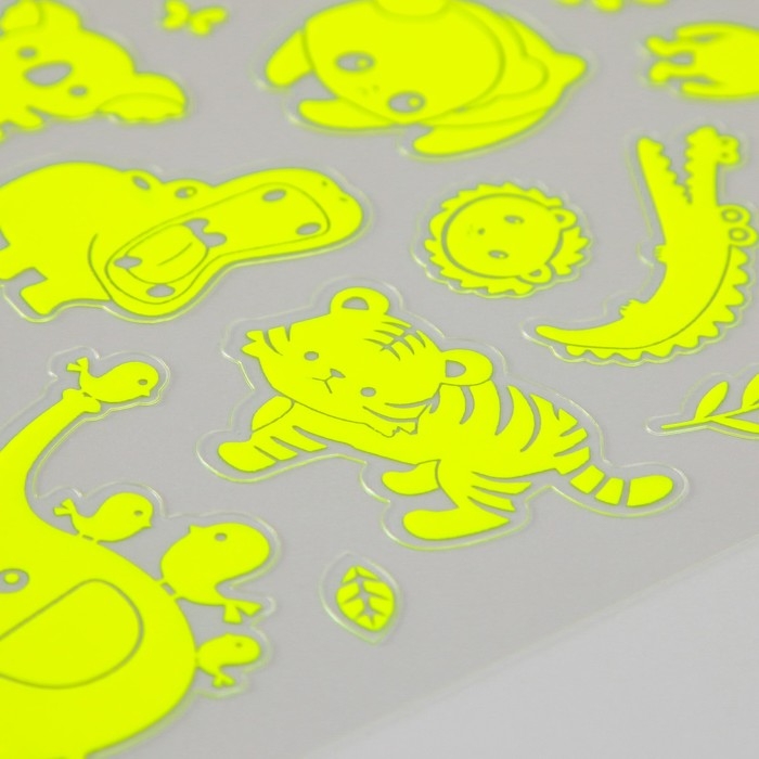 Наклейка пластик фосфорная "Удивительные животные" МИКС 27х15,5 см