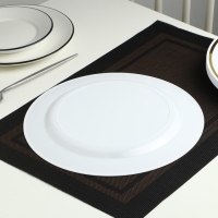 Тарелка пластиковая одноразовая, 23 см, круглая, плоская, цвет белый с золотой каёмкой Тарелка пластиковая одноразовая, 23 см, круглая, плоская, цвет белый с золотой каёмкой