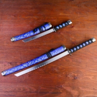 Сув. изделие катаны 2в1 на подставке, ножны ткань, драконы золото на синем 47/70см Сув. изделие катаны 2в1 на подставке, ножны ткань, драконы золото на синем 47/70см