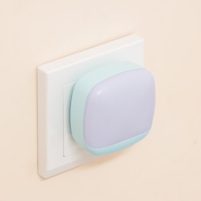 Ночник c датчиком света "Ласи" LED лазурный 6х6,5х6 см