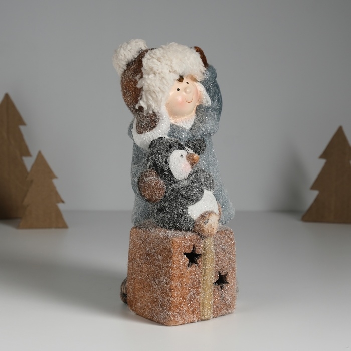 Сувенир керамика свет "Малыш в сером пальто, с пингвином на подарке" 12х6,5х20 см