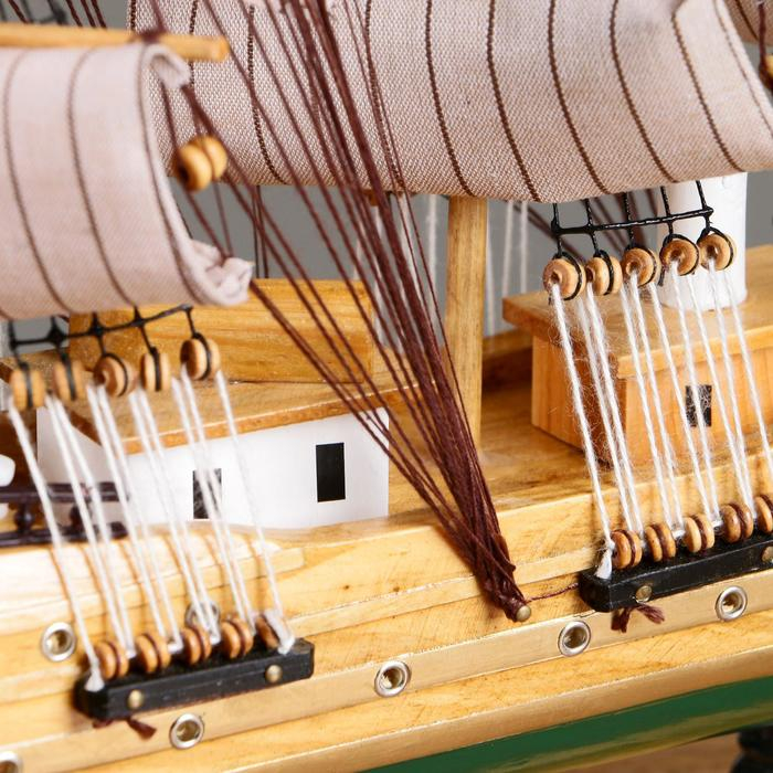 Корабль сувенирный средний &laquo;Виксен&raquo;, борта светлое дерево, паруса микс, 42х49х10 см