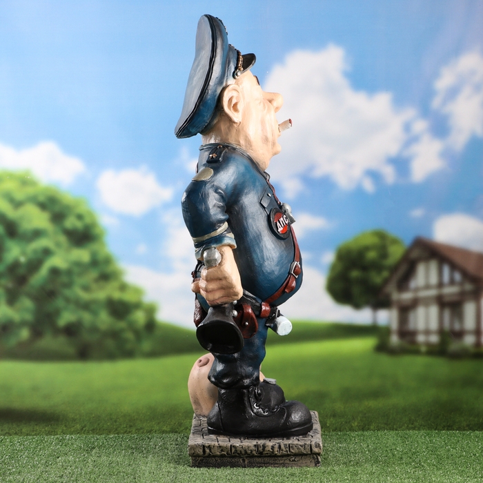 Садовая фигура "Полицейский со свинкой" 78х46см