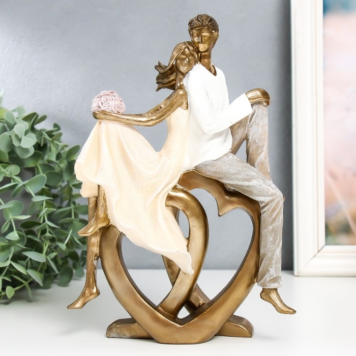 Сувенир полистоун Сувенир полистоун "Влюблённые на двойном сердце" песочный 7,5х17,5х25 см