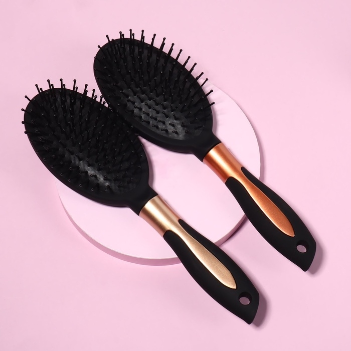 Расчёска массажная, прорезиненная ручка, 8 × 24 см, цвет чёрный/золотистый Расчёска массажная, прорезиненная ручка, 8 × 24 см, цвет чёрный/золотистый