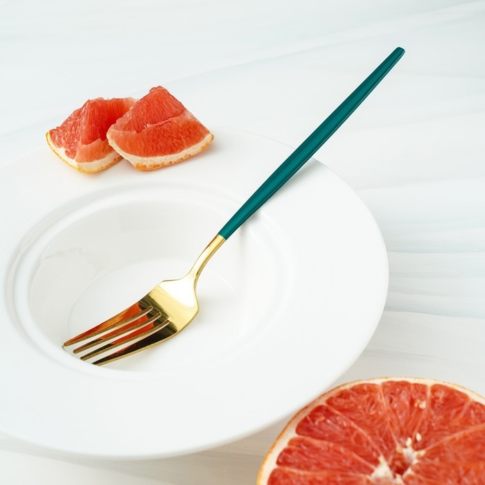 Вилка столовая из нержавеющей стали Magistro &laquo;Блинк&raquo;, 21,5&times;3 см, зелёная ручка, цвет металла золотой