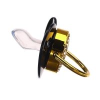 Соска - пустышка силиконовая ортодонтическая «BOSS», от 6 мес., с колпачком + держатель - цепочка, цвет черный/золото, стразы Соска - пустышка силиконовая ортодонтическая «BOSS», от 6 мес., с колпачком + держатель - цепочка, цвет черный/золото, стразы