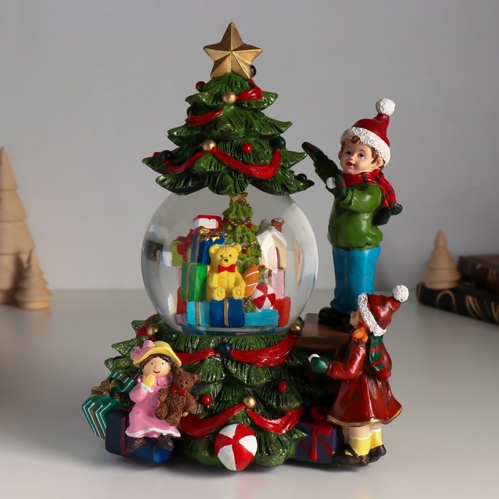 Сувенир полистоун водяной шар музыка, свет Сувенир полистоун водяной шар музыка, свет "Мальчик наряжает ёлку" d=10 см 18х16х23 см