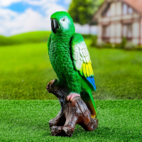 Садовая фигура "Попугай на коряге" 12х18х34см, зеленый Садовая фигура "Попугай на коряге" 12х18х34см, зеленый