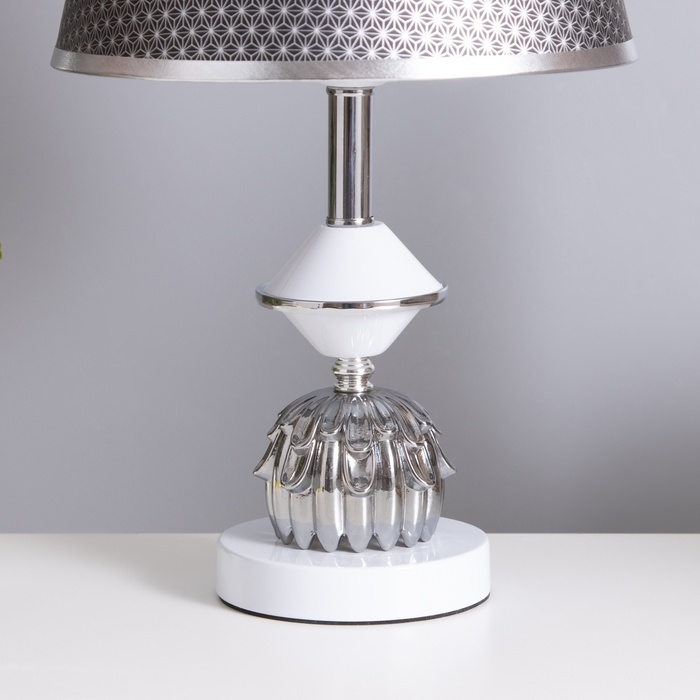 Лампа настольная Лампа настольная "Яна" 1х40Вт Е27 1х5Вт LED белый/дымчатый 25х25х41см