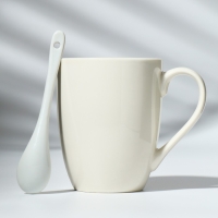 Кружка керамическая с ложкой &laquo;Новогодние игрушки&raquo;, 310 мл, цвет белый