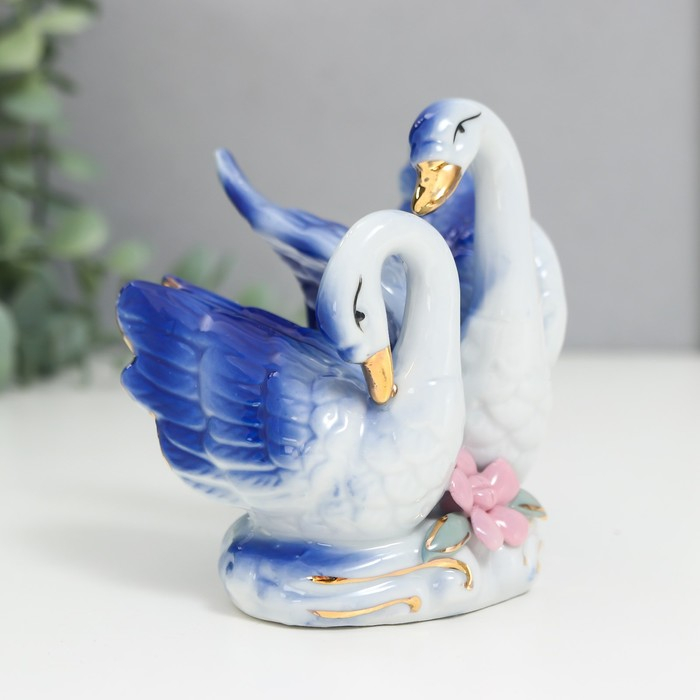 Сувенир "2 лебедя бело-синие с цветком" 10х10 см