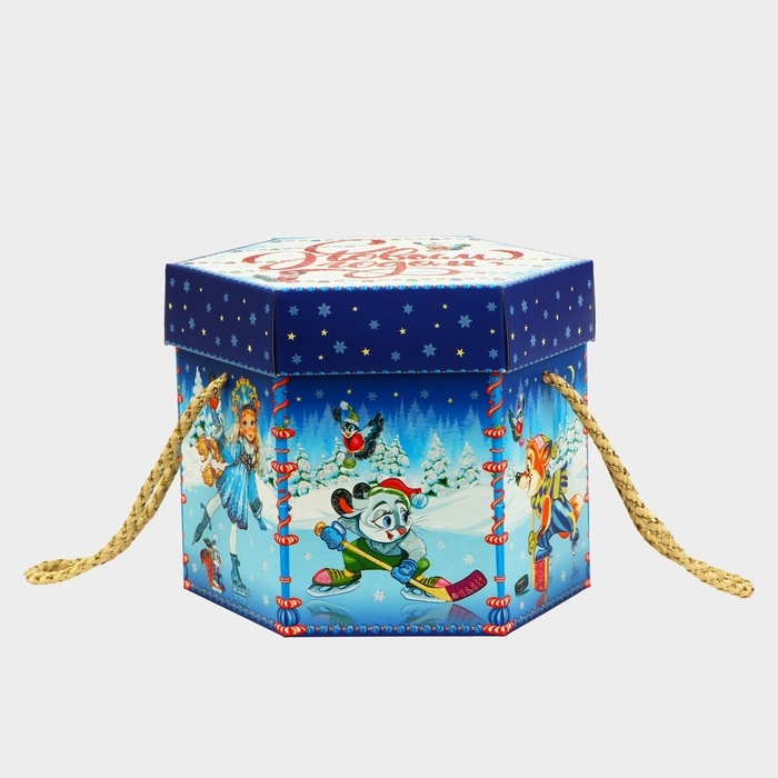 Новый год. Подарочная коробка новогодняя Шестигранник малый Новый год. Подарочная коробка новогодняя Шестигранник малый "Зимние забавы" с веревочными ручками, 210x210x185 мм.