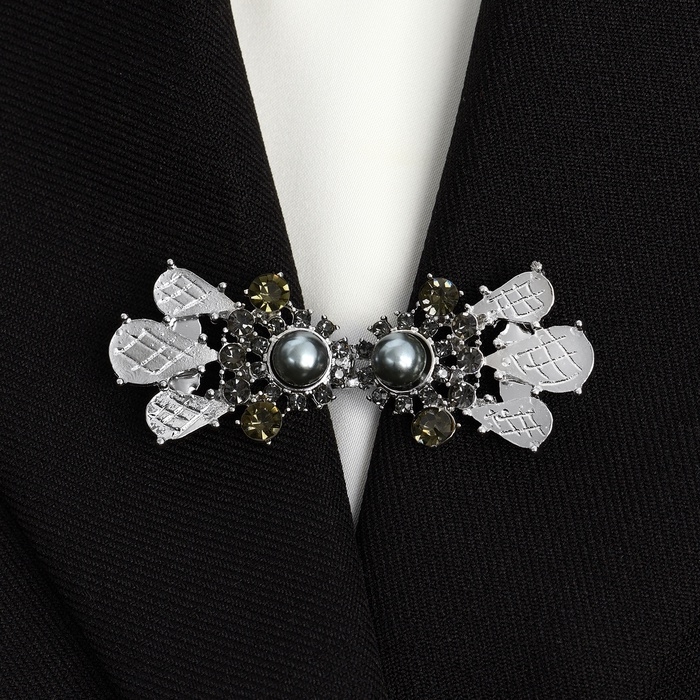 Зажим для кардигана &laquo;Барокко&raquo;, цвет серый в серебре