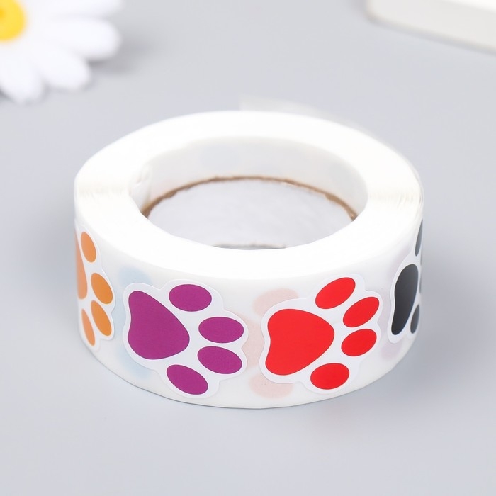 Наклейка бумага "Разноцветные лапки" d=2,5 см 500 шт в рулоне 3х6,5х6,5 см