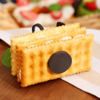 Муляж - магнит "Крекер с мятой" 4х8х6см Муляж - магнит "Крекер с мятой" 4х8х6см