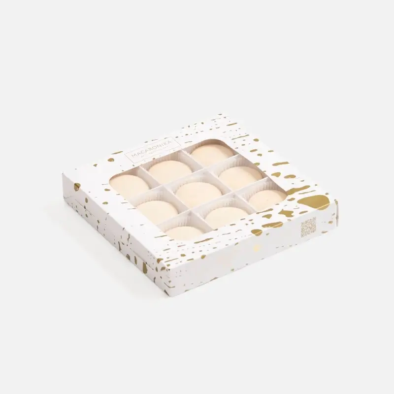 Набор из 9 пирожных макарон, в коробке с окошком