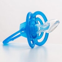 Соска - пустышка силиконовая ортодонтическая &laquo;Бантик&raquo;, от 3 мес., с колпачком, цвет голубой